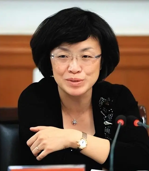 “美女市长”杨晓波,为升迁出卖色相委身多位高官,敛财1400万