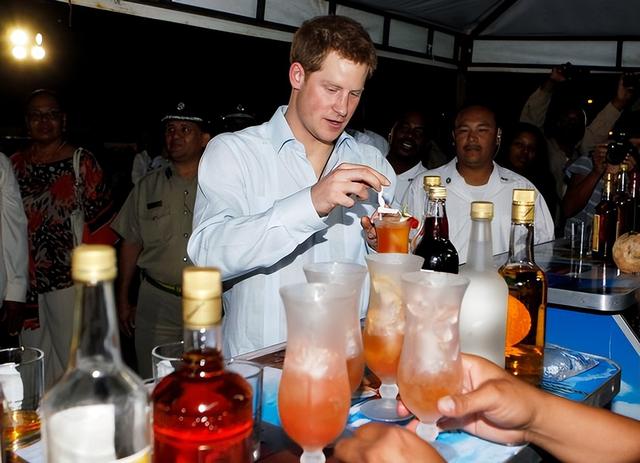 凯特威廉婚前夜店狂欢照被曝!凯特醉酒蹦迪,威廉与金发美女热舞