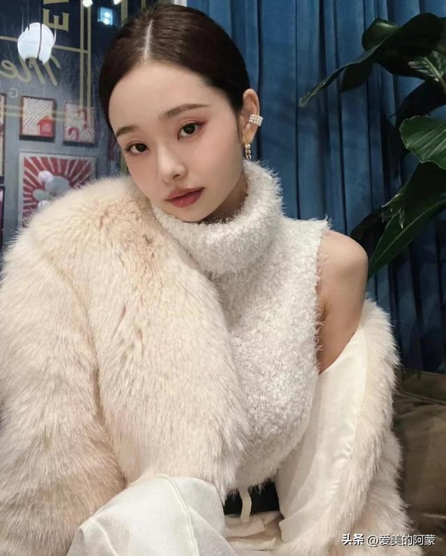 韩国猫系拽姐宋智雅的穿搭绝了,大胸女孩的穿衣模板,又辣又美
