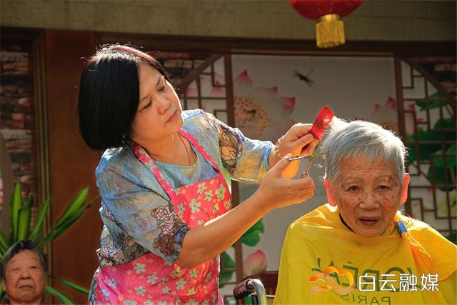 坚持义剪六年!“她是最靓最叻的美女理发师”