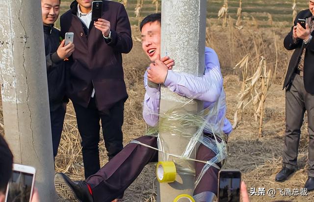 新娘结婚被多名男性亲友亲脸打屁股 婚闹?还是耍流氓?