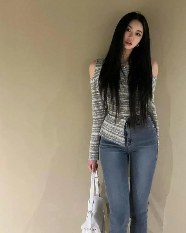 超漂亮美女穿搭紧身牛仔裤 身材完美展示