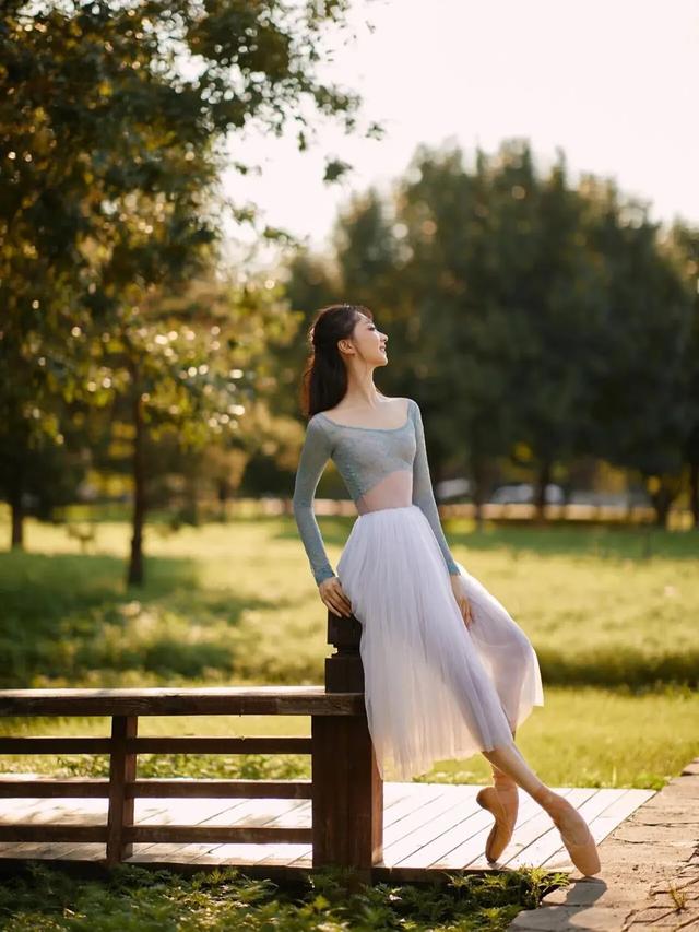 美女芭蕾舞艺术写真美照,荷塘翩翩起舞的仙女,艺术与自然的结合