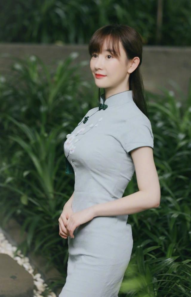 张檬频繁秀身材?绿色开口泳衣身材一览无余,穿旗袍堪称人间尤物