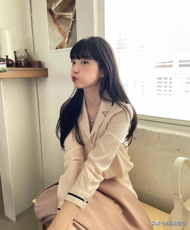 脸大、脸宽的女生别再留“中分”了!这几款发型,才是真的显脸小