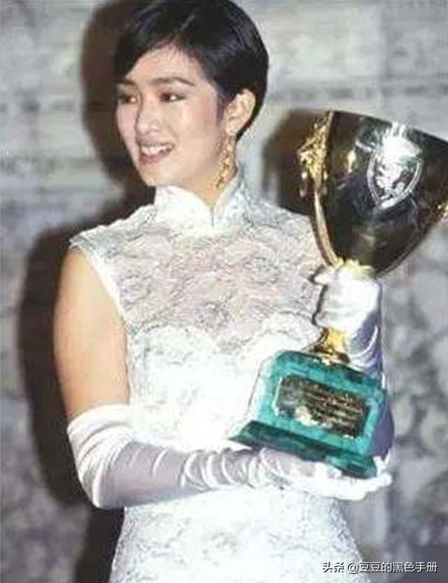 旗袍如照妖镜,看看这17位女星,谁最惊艳,谁像偷穿大人衣服?