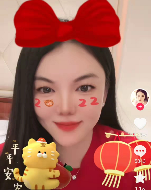 宣布离婚两个多月后,王岳伦带美女现身机场,前妻李湘低调庆生