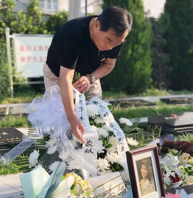 她23岁为国牺牲,父亲哭瞎了双眼,弟弟苦寻64年后在墓地痛哭
