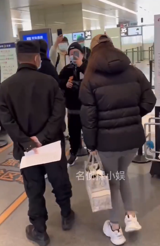 宣布离婚两个多月后,王岳伦带美女现身机场,前妻李湘低调庆生