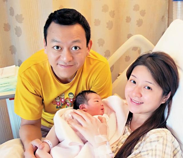 香港知名女星爱上空中瑜伽,大秀丰满好身材,因裙子太透疑走光