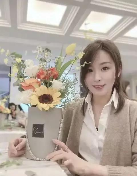 广东十大美女主持人,美貌与智慧并重的才女,比明星还漂亮的主播