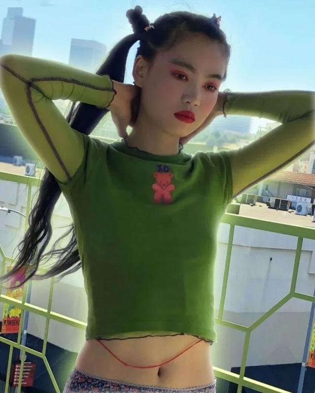 欧阳娜娜只是短暂地做了一下BM女孩,但这件打底衫她会爱很久