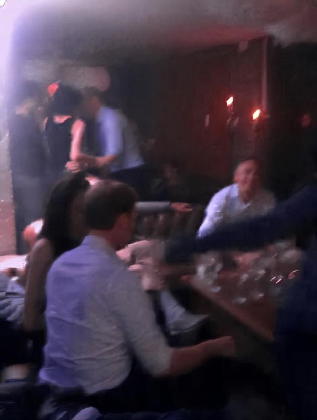 凯特威廉婚前夜店狂欢照被曝!凯特醉酒蹦迪,威廉与金发美女热舞
