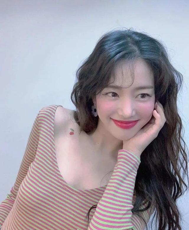 欧阳娜娜只是短暂地做了一下BM女孩,但这件打底衫她会爱很久