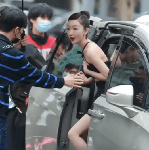 恭喜!女星红毯斗艳“风向”变了,捂得严实还艳压群芳,才是真美