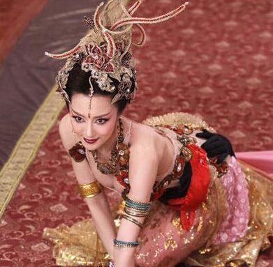 爱裸身嬉戏,你以为她是历史第一红颜祸水,其实她是可怜的女间谍