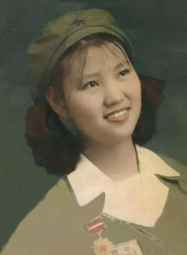 她23岁为国牺牲,父亲哭瞎了双眼,弟弟苦寻64年后在墓地痛哭