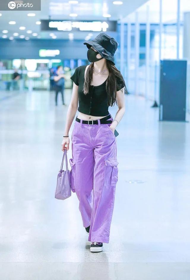 欧阳娜娜只是短暂地做了一下BM女孩,但这件打底衫她会爱很久