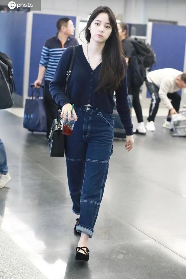 欧阳娜娜只是短暂地做了一下BM女孩,但这件打底衫她会爱很久