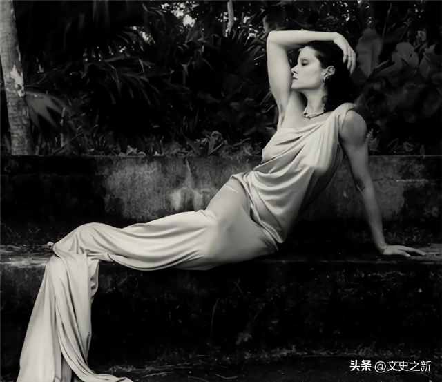 美女间谍辛西娅:色诱多个敌人,偷情报时暴露行踪,脱光衣服保命