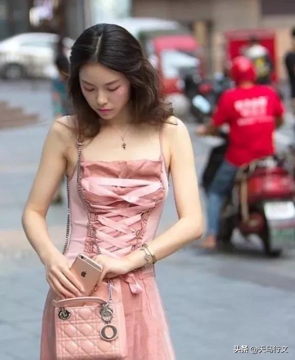 街拍美女“五花大绑”,别有风格
