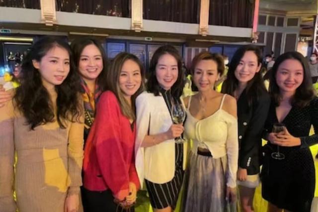 身形消瘦!香港名女星现身好友聚会,胸前肋骨凸出仍难掩傲人身材