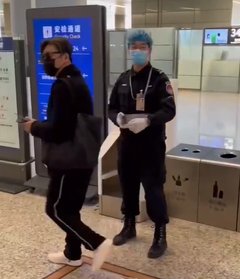 宣布离婚两个多月后,王岳伦带美女现身机场,前妻李湘低调庆生