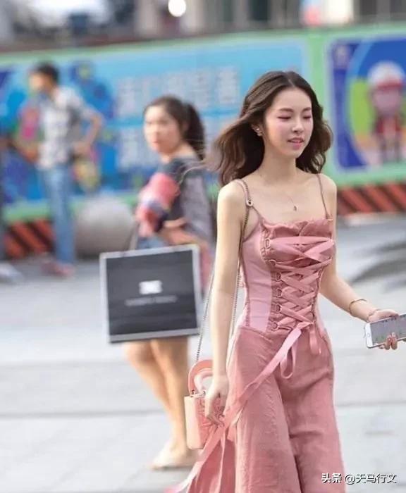 街拍美女“五花大绑”,别有风格