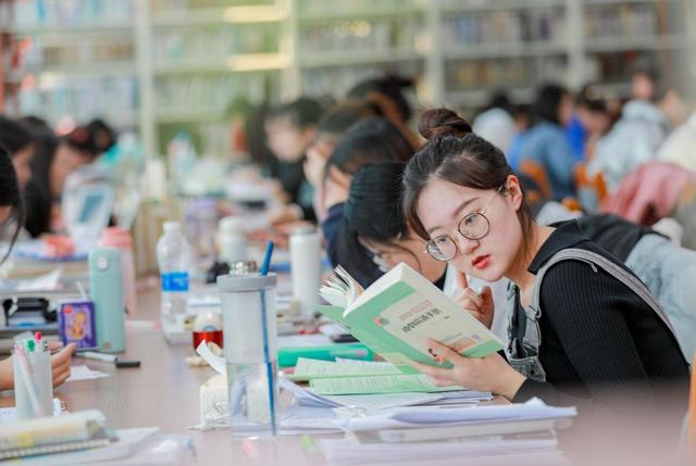 女生吃香的专业有哪些?未来10年,这些专业或将成为“香饽饽”