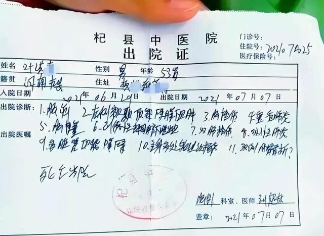 妙龄女子当街脱裤子,为哪般?