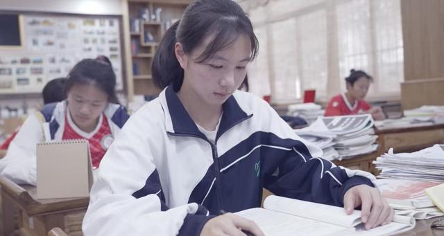 绿茵场上的铿锵玫瑰,龙岗这名16岁女孩“火出圈”