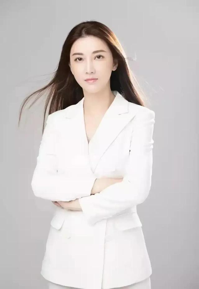 广东十大美女主持人,美貌与智慧并重的才女,比明星还漂亮的主播