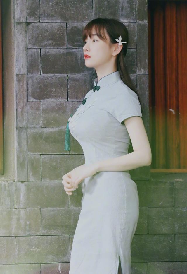 张檬频繁秀身材?绿色开口泳衣身材一览无余,穿旗袍堪称人间尤物