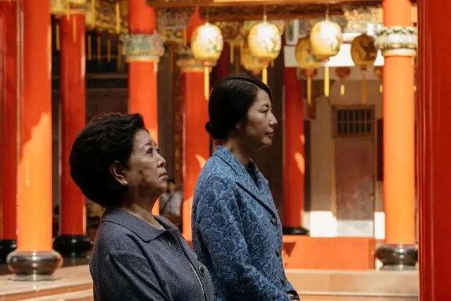 电影《孤味》一个男人过世后,留下了两个女人和四个女儿的故事