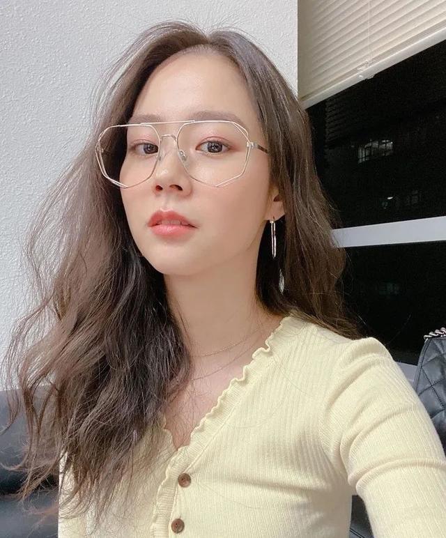 欧阳娜娜只是短暂地做了一下BM女孩,但这件打底衫她会爱很久