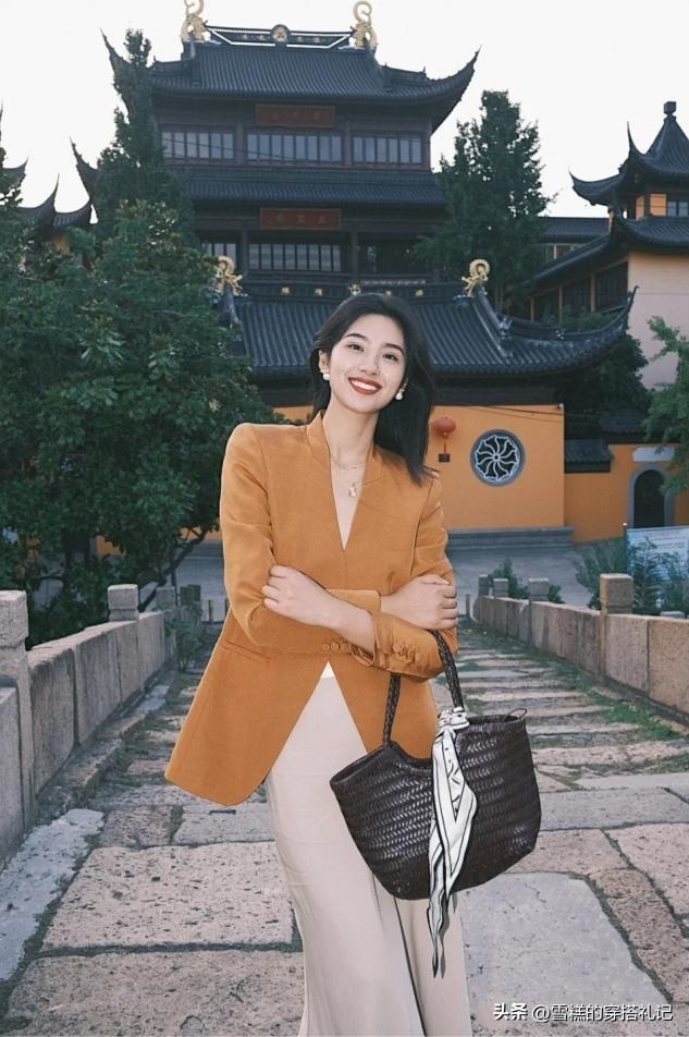 皮肤偏黄偏黑的女人,少穿大红大绿!换成这些“高级色”,真洋气