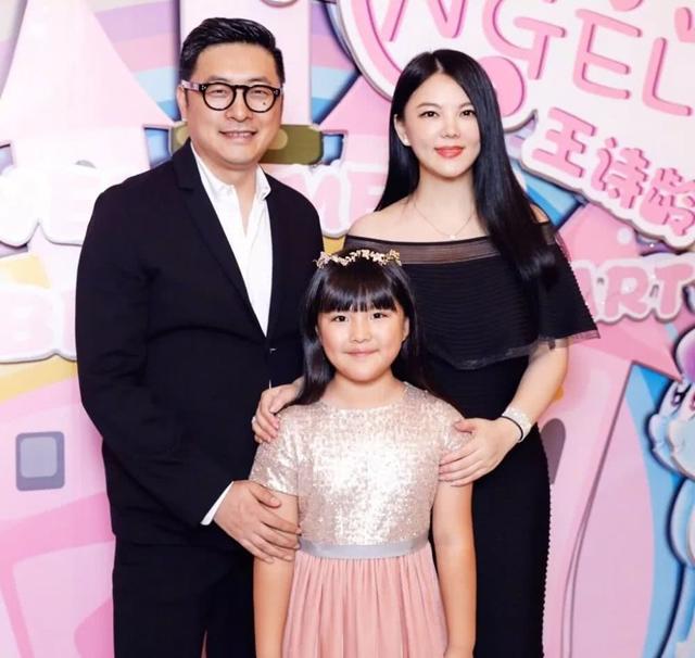 宣布离婚两个多月后,王岳伦带美女现身机场,前妻李湘低调庆生