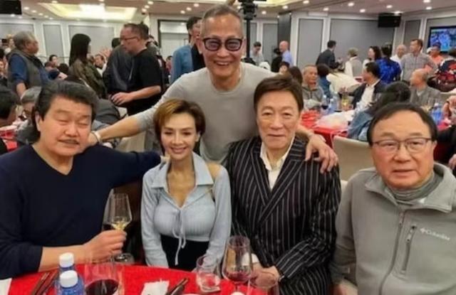 身形消瘦!香港名女星现身好友聚会,胸前肋骨凸出仍难掩傲人身材