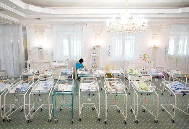 40个乌克兰美女在迪拜阳台拍裸照,乌克兰怎么就成了“欧洲子宫”