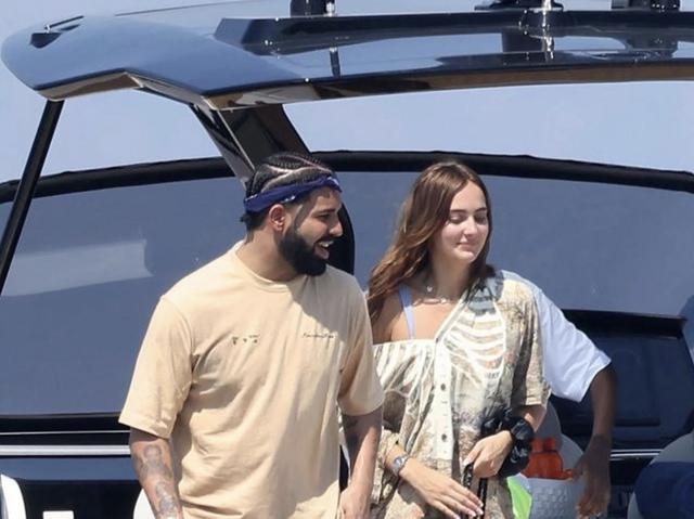 Drake偷拍美女路人照片,还发到网上?网友:诡异又可怕
