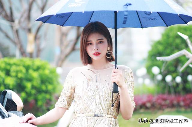 长沙街头出现大量低俗直播,男主播用拖鞋打女主播屁股,不堪入目