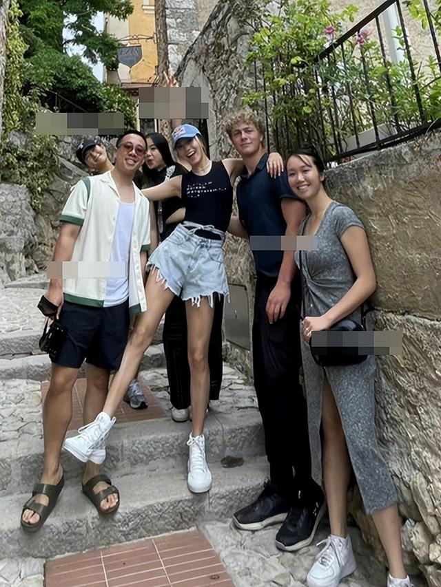 谷爱凌度假晒照,穿牛仔短裤一双长腿无处安放,合照身高对比强烈