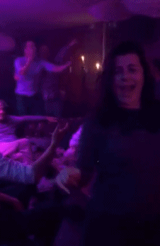 凯特威廉婚前夜店狂欢照被曝!凯特醉酒蹦迪,威廉与金发美女热舞