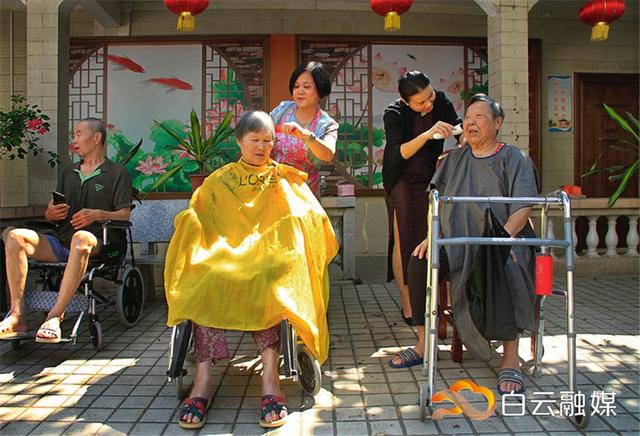 坚持义剪六年!“她是最靓最叻的美女理发师”