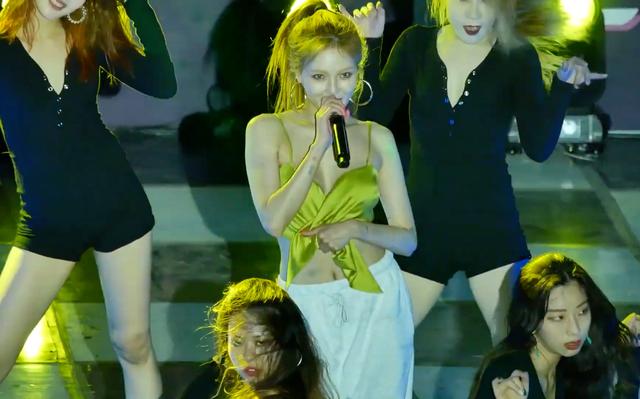 南韩性感野马泫雅,因大尺度表演引争议,为爱敢与韩国财阀闹掰