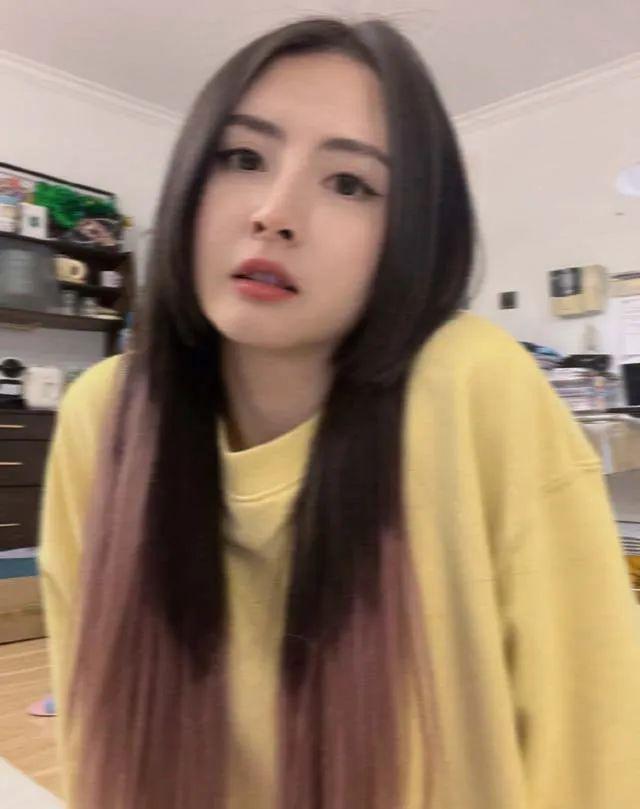 美女篮球主播小南晒照,黄色衣服吸睛,本人美到糊掉了