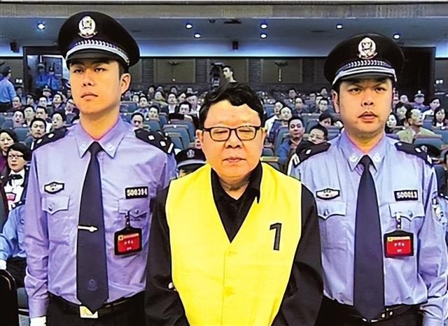 “打黑局长”文强堕落史:霸占女警花10年,被捕时家中发现2000万