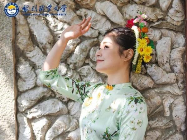 高校现绝美“蟳埔女”,却有大学生说“扎心”了……