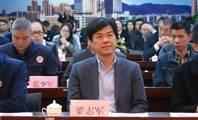 美女贪官大搞权色交易,夫妻二人上下通吃,一次收取700万好处费