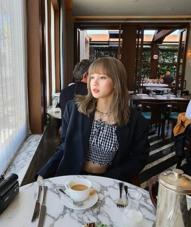欧阳娜娜只是短暂地做了一下BM女孩,但这件打底衫她会爱很久